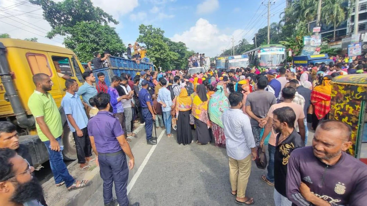 নারায়ণগঞ্জে ছুটির দাবিতে শ্রমিকদের সড়ক অবরোধ