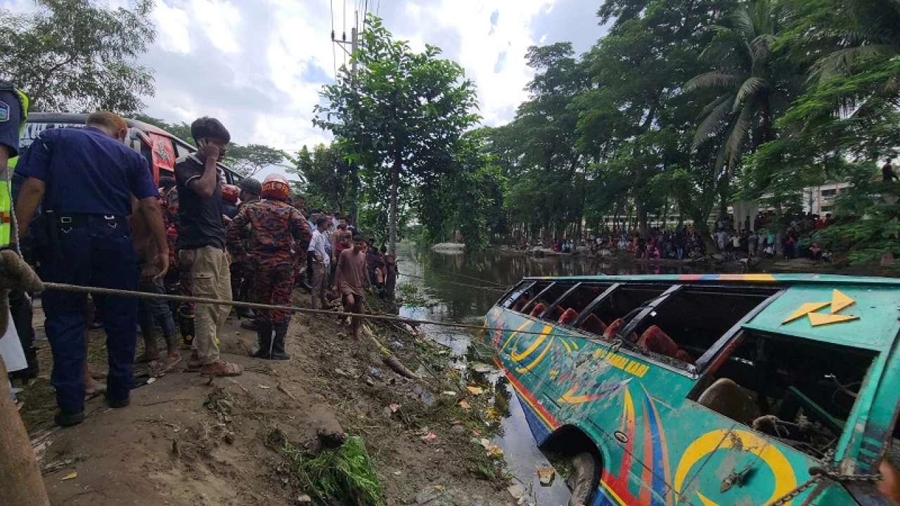 যাত্রীবাহী বাস খালে, নিহত বেড়ে ৫