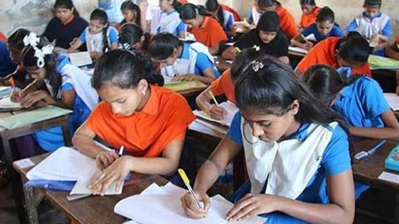 প্রাথমিক বিদ্যালয়ে কমছে ছুটি