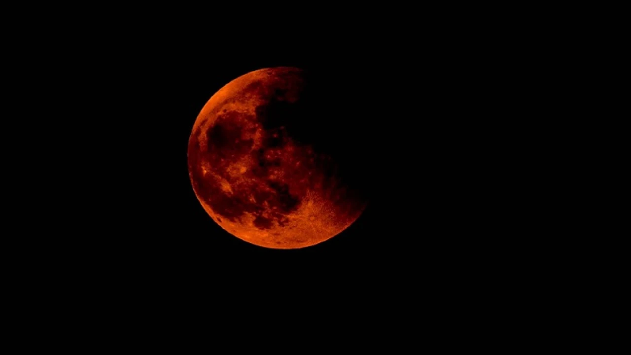 পূর্ণগ্রাস চন্দ্রগ্রহণে চাঁদের কালচে লাল রূপ