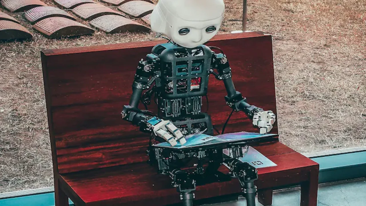 এআইকে ট্রেনিং দিয়ে তার কাছেই চাকরি হারালেন কর্মী