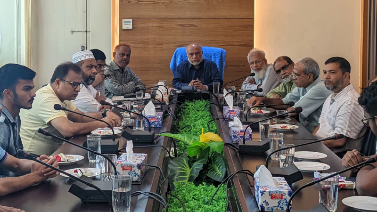 ক্লাস-পরীক্ষা চালুর দাবি শিক্ষার্থীদের, যা জানালেন বাকৃবি উপাচার্য