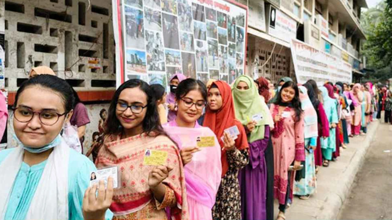 সকাল থেকেই উৎসবমুখর পরিবেশে ভোটারদের লম্বা লাইন