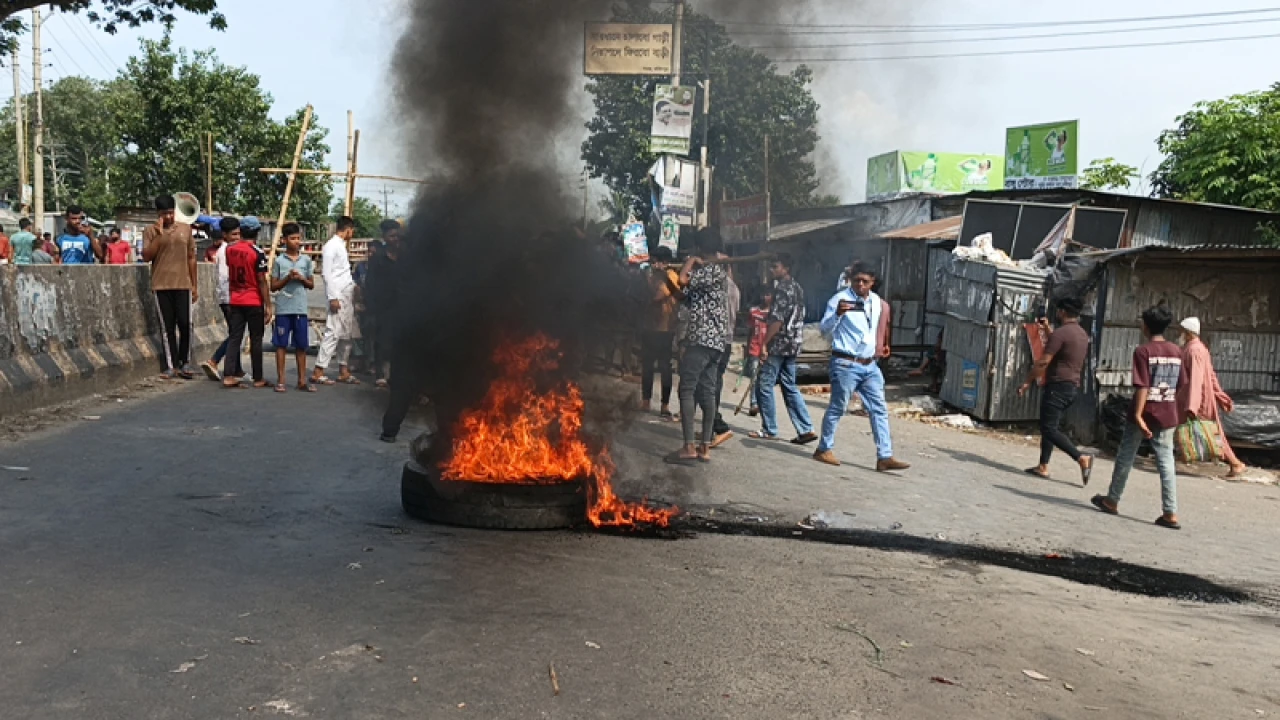ফরিদপুরে মহাসড়ক অবরোধ, ঢাকার সঙ্গে ২১ জেলার যোগাযোগ বিচ্ছিন্ন 