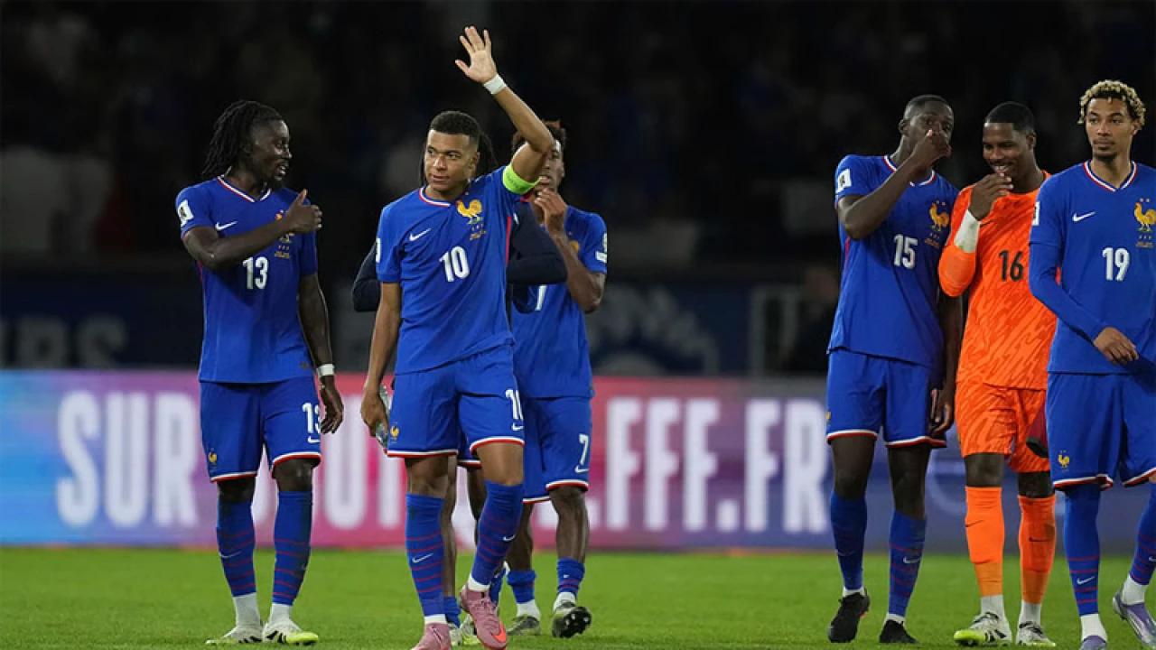 ১০ জনের ফ্রান্সের কষ্টের জয়