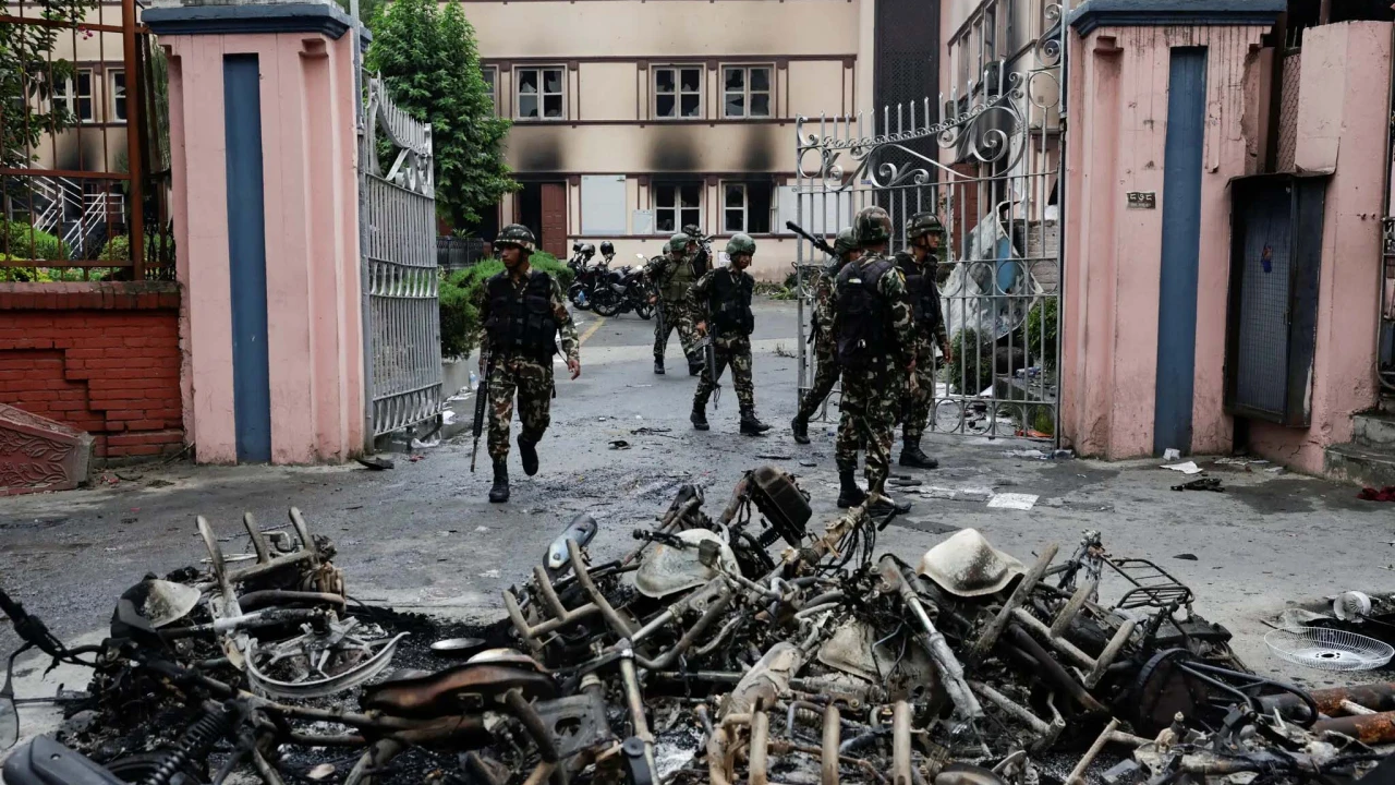 কাঠমান্ডুতে বিক্ষোভের পর সেনা মোতায়েন, শহরে কারফিউ