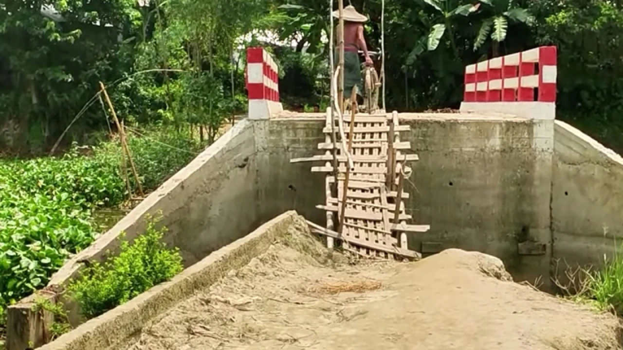 সংযোগ সড়ক ছাড়াই ব্রিজ নির্মাণ, এলাকাবাসীর দুর্ভোগ  