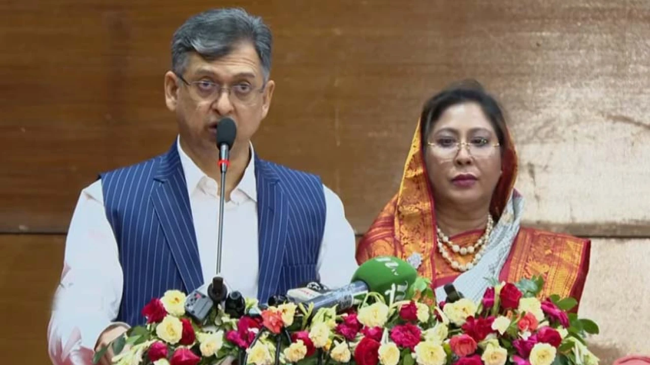 ডাকসুর বিজয়ীদের অভিনন্দন জানালেন সালাহউদ্দিন আহমেদ