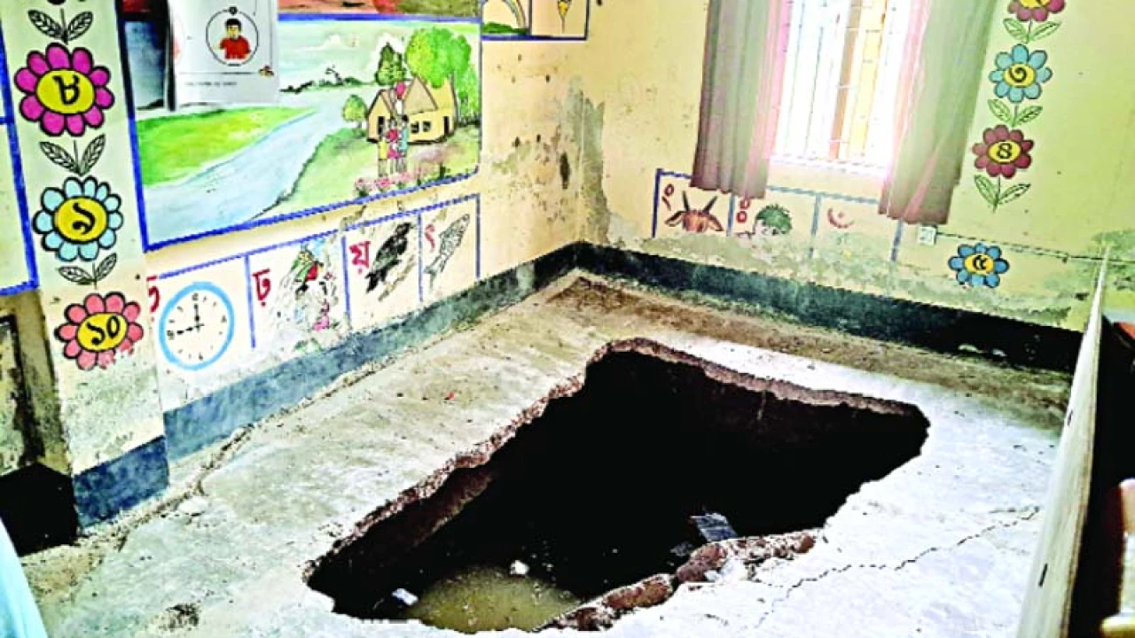 পাঁচ শিক্ষার্থী নিয়ে পুকুরে ধসে পড়ল ক্লাসরুমের মেঝে