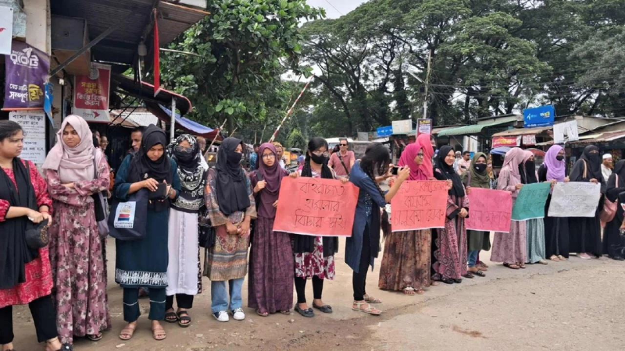 বাকৃ‌বি‌তে বহিরাগতদের হামলার বিচারের দাবি 