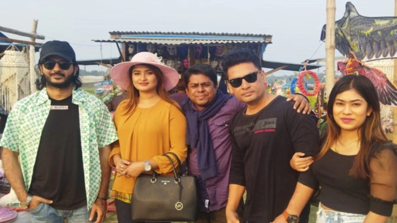 প্রকাশ পেল ‘ব্যাচেলর ইন ট্রিপ’ চলচ্চিত্রের প্রথম গান