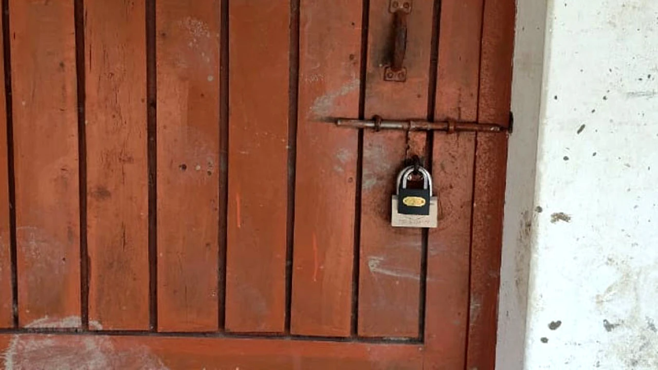 অধ্যক্ষের বিরুদ্ধে নিয়োগ বাণিজ্যের অভিযোগ, অফিসকক্ষে তালা