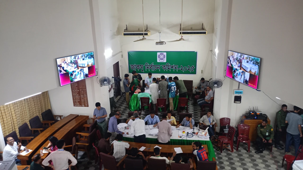 ভোট গননা শুরু, ফলের প্রতীক্ষায় জাবি