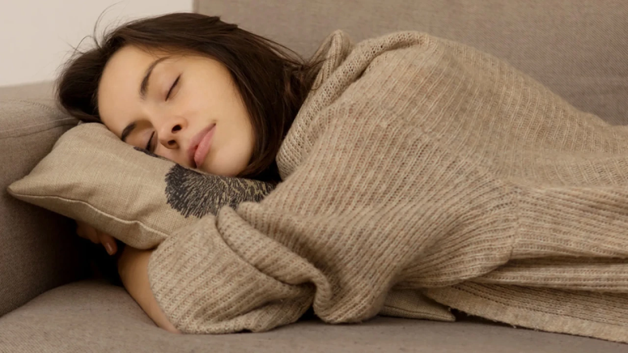 দিনের বেলা ঘুম: উপকারী না ক্ষতিকর?