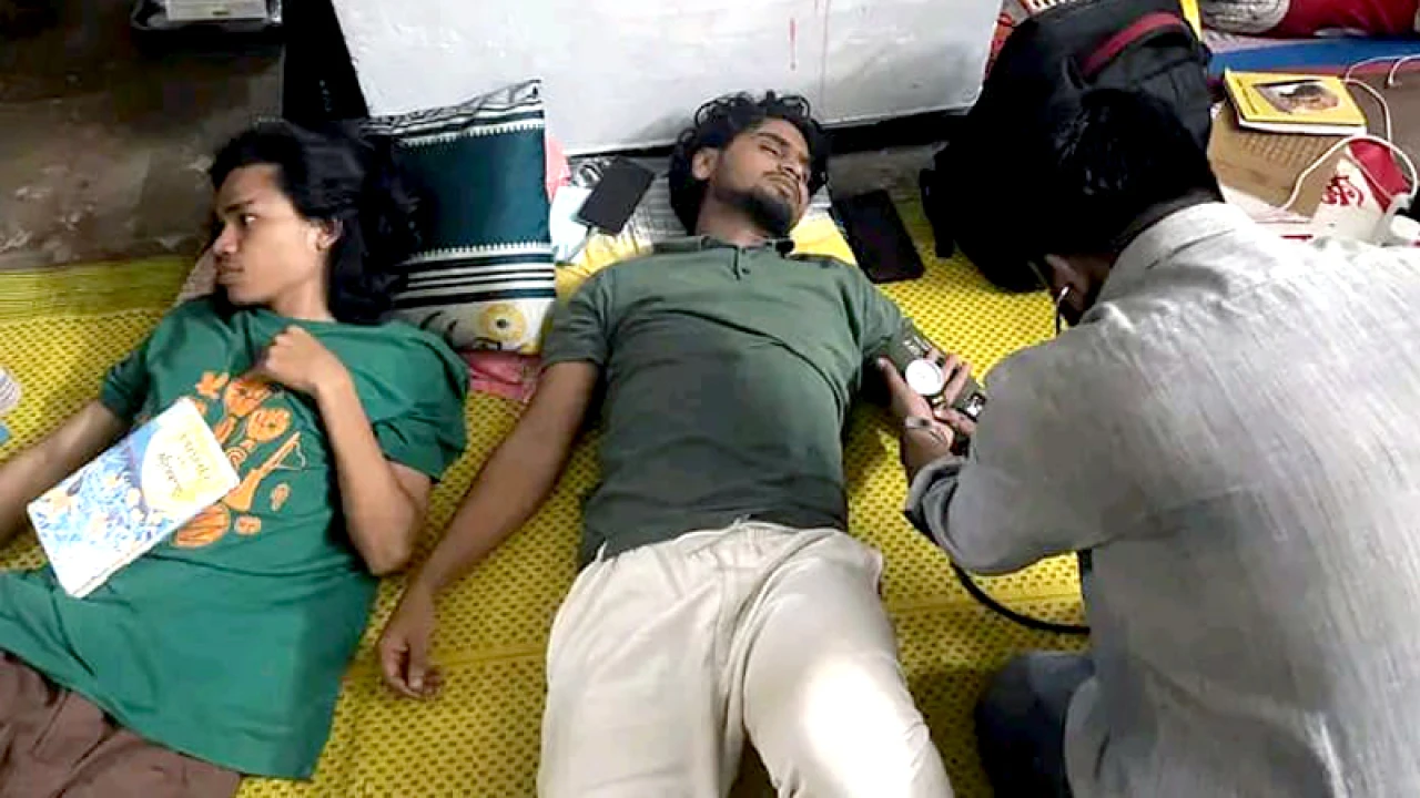 ৪৫ ঘণ্টা ধরে অনশনে চবির ৯ শিক্ষার্থী, অসুস্থ ৪