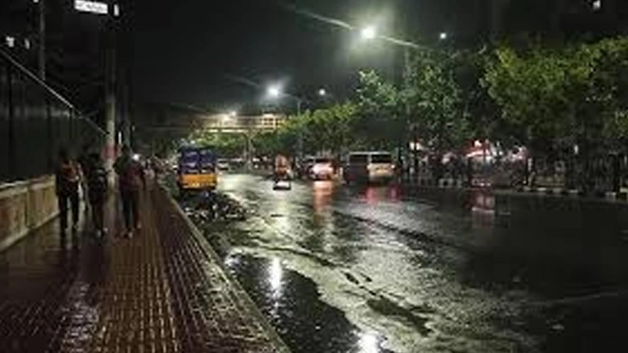 রাতে ঢাকায় আংশিক মেঘলা আকাশ, বৃষ্টির সম্ভাবনা