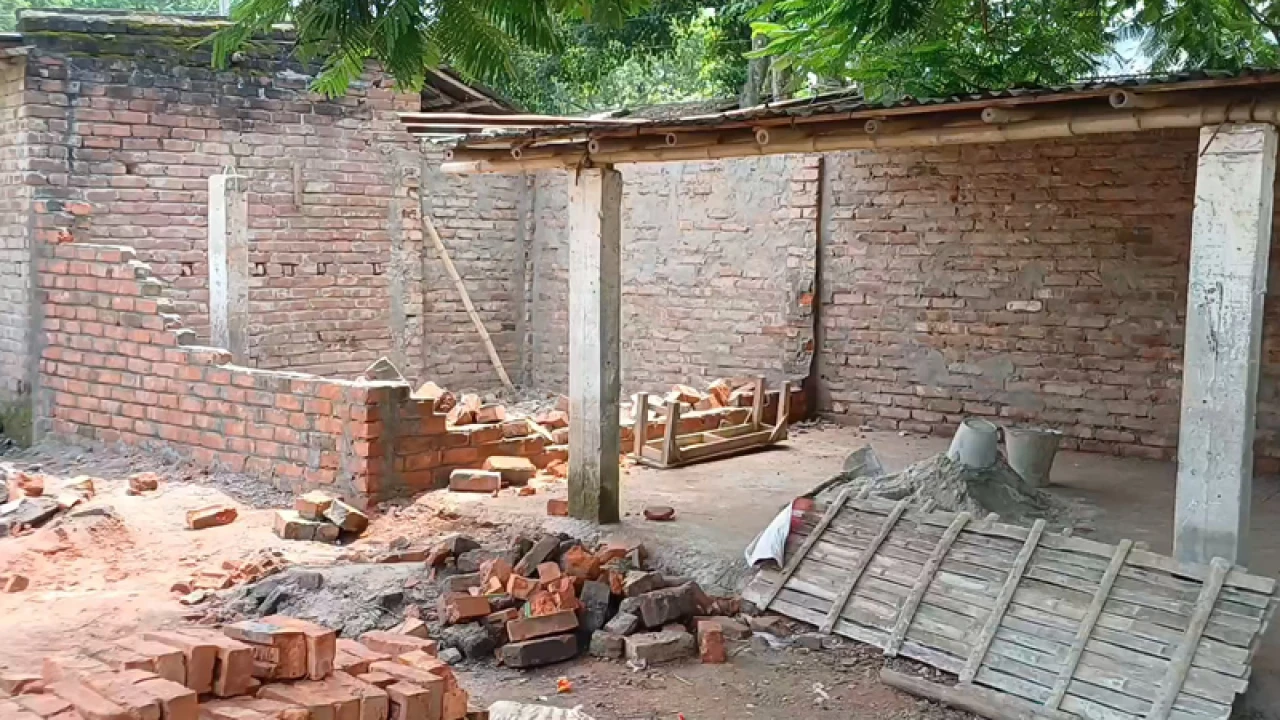 রাণীনগরে বিদ্যালয়ের দোকানঘর ভাঙচুরের অভিযোগ