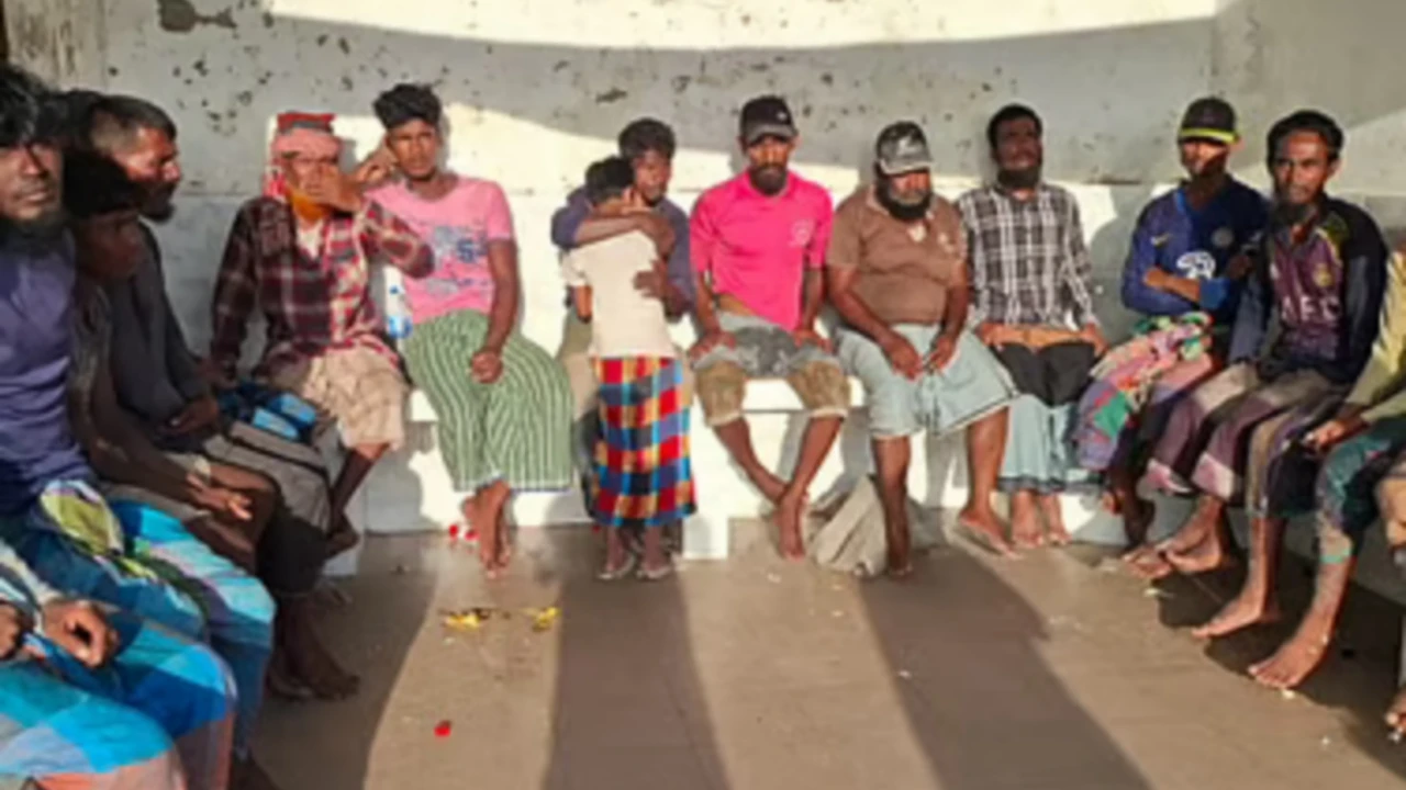 আরাকান আর্মির কাছ থেকে পালিয়ে ফিরলেন ১৮ জেলে