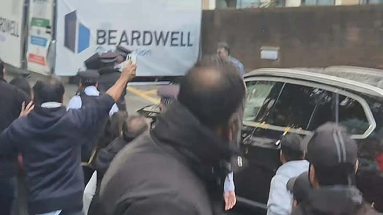 লন্ডনে তথ্য উপদেষ্টাকে ঘিরে আওয়ামী লীগ নেতাকর্মীদের বিক্ষোভ