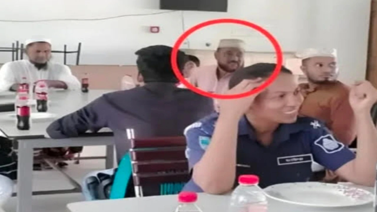 শরীয়তপুরে পুলিশের ভোজসভায় যুবলীগ নেতা, চলছে সমালোচনা