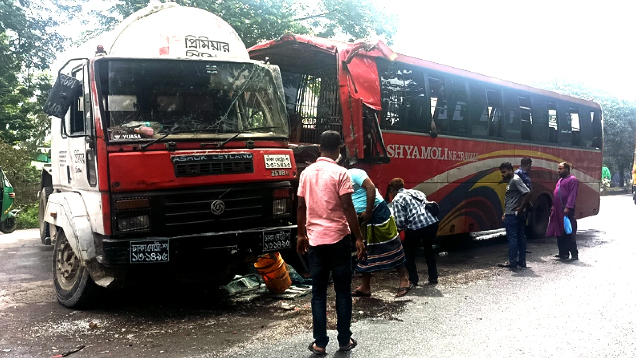 সিমেন্ট বোঝাই ট্রাকে বাসের ধাক্কা, আহত ১২