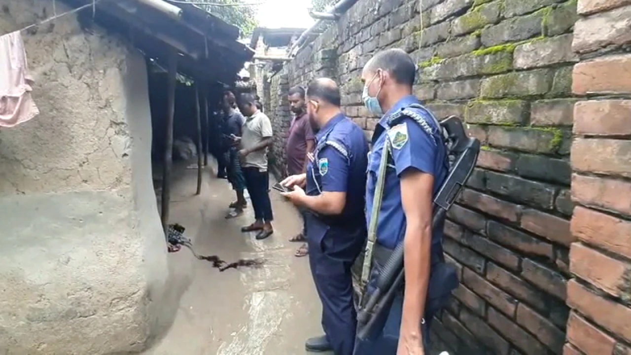 স্ত্রীকে কুপিয়ে হত্যার অভিযোগে স্বামী আটক