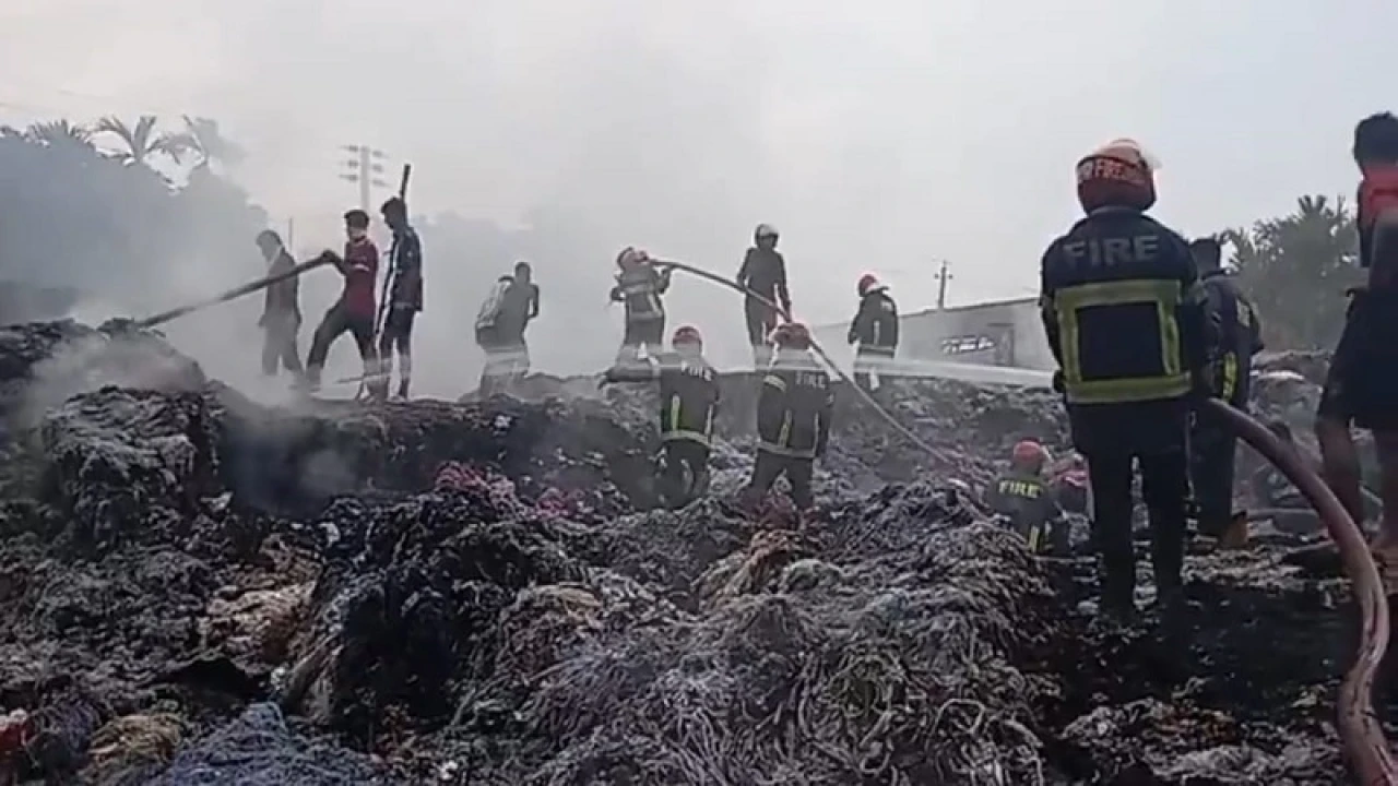 রংপুরে বজ্রপাতের আগুনে তুলার মিল পুড়ে ছাই