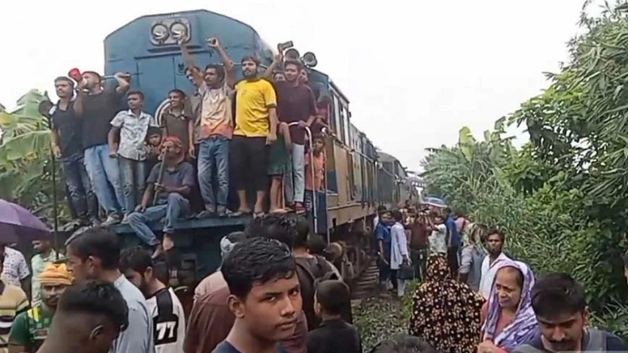 ট্রেন আটকে যাত্রীদের নামিয়ে দেওয়ার অভিযোগ