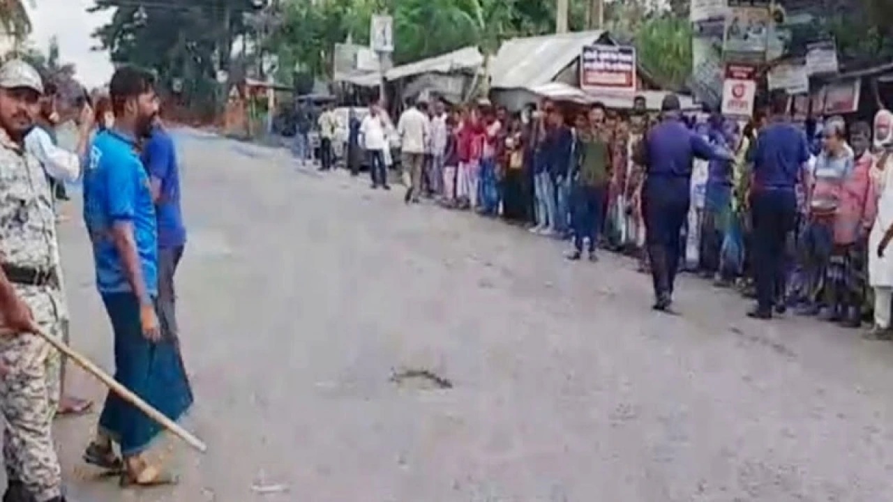 ফরিদপুরে যান চলাচল স্বাভাবিক, সড়কের পাশে অবস্থান আন্দোলনকারীদের 