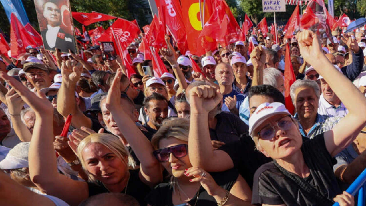 এরদোয়ানের পদত্যাগ চেয়ে আঙ্কারায় হাজারো মানুষের বিক্ষোভ