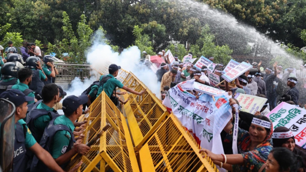 যমুনা অভিমুখে বেসরকারি শিক্ষকরা, পিটিয়ে ছত্রভঙ্গ করল পুলিশ 