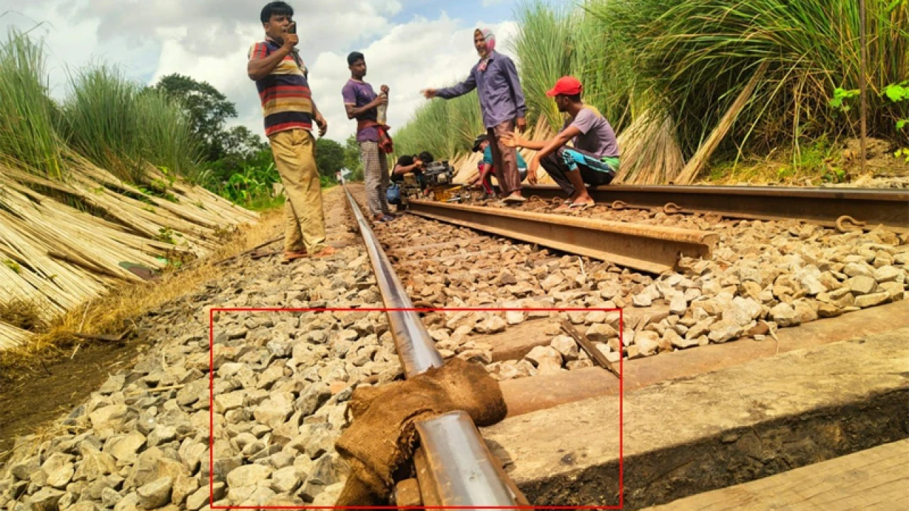 আদমদীঘিতে ভাঙা রেললাইনে কম্বল গুঁজে ট্রেন চলাচল