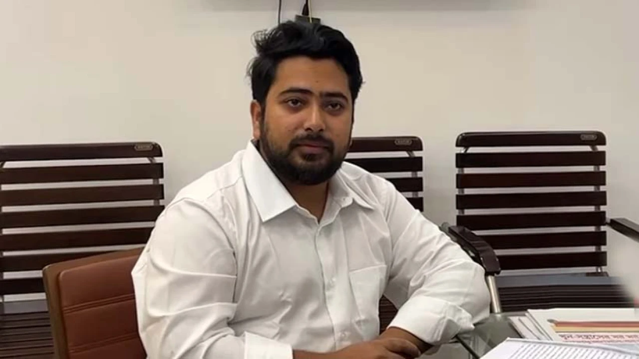 হাসিনার বিরুদ্ধে সাক্ষ্য দিতে ট্রাইব্যুনালে নাহিদ ইসলাম