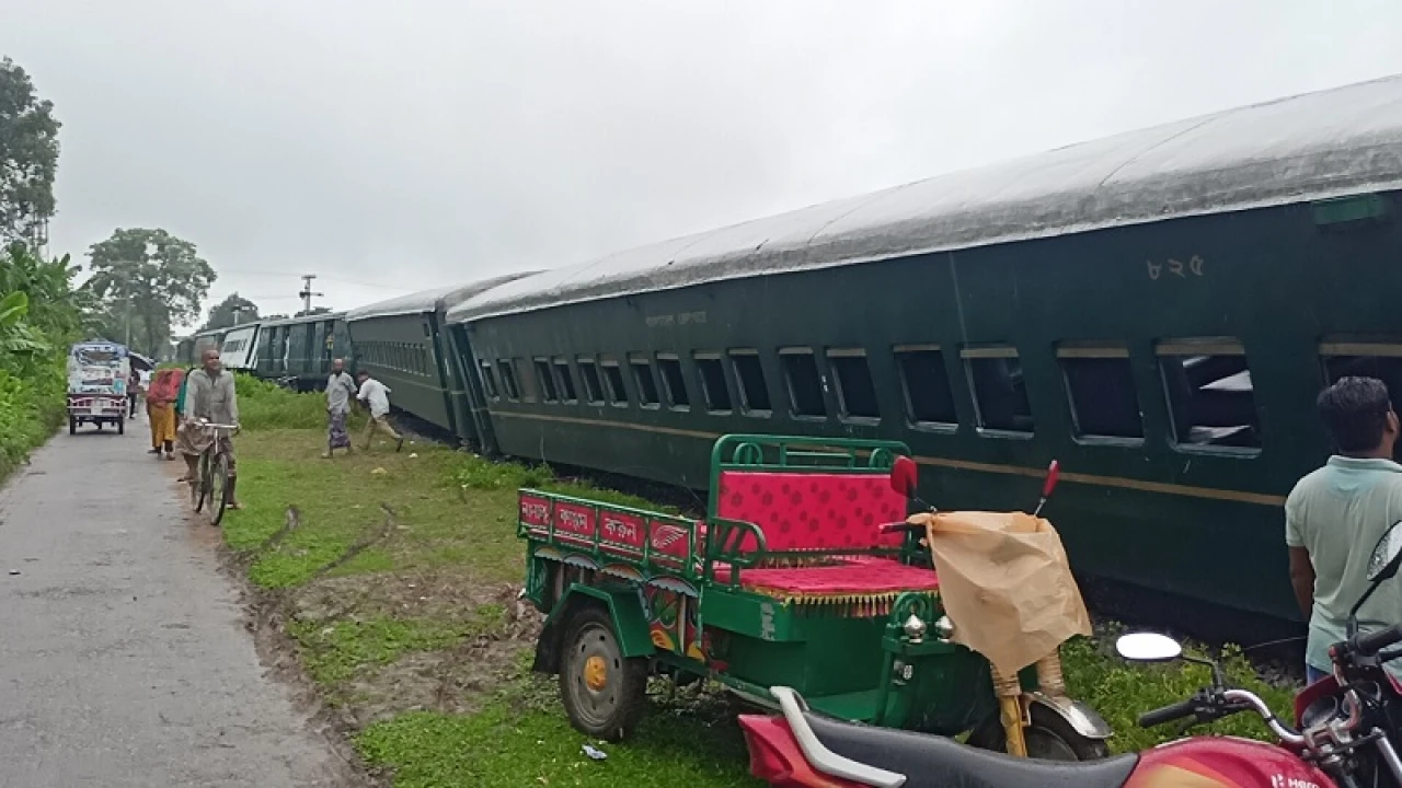 রংপুরে পদ্মরাগের ৬ বগি লাইনচ্যুত, যোগাযোগ বন্ধ
