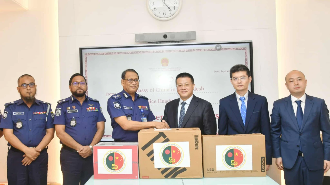 পুলিশকে কম্পিউটার উপহার দিল চীনা দূতাবাস
