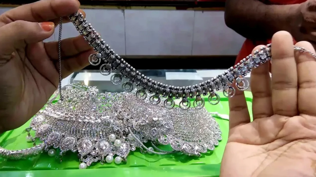 দাম বেড়েছে রুপার 