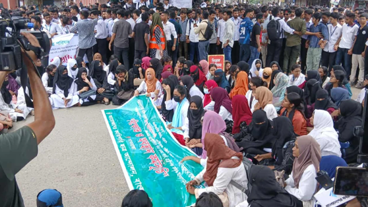 সাতরাস্তায় পলিটেকনিক শিক্ষার্থীদের সড়ক অবরোধ