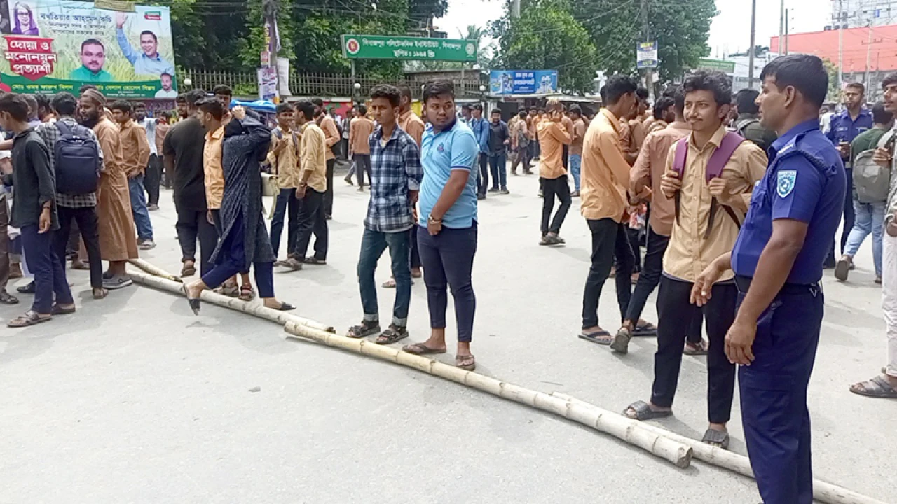 দিনাজপুরে পলিটেকনিক শিক্ষার্থীদের রেলপথ অবরোধ