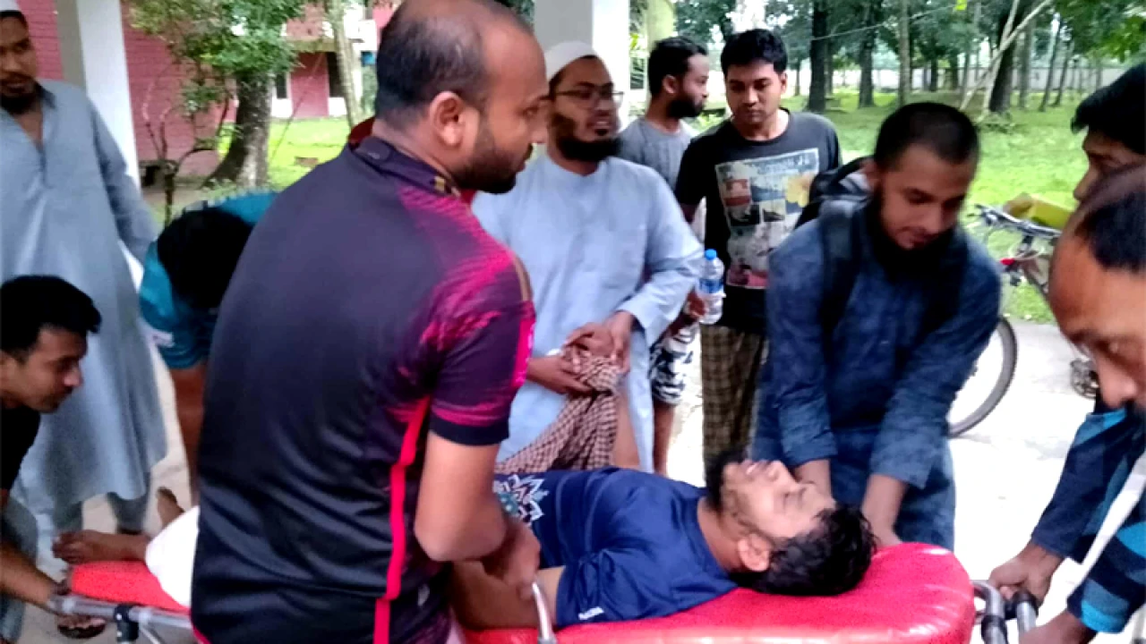 বাকৃ‌বি হেলথ কেয়ার থে‌কে চি‌কিৎসা নেওয়ার পর শিক্ষার্থীর অবস্থা গুরুতর