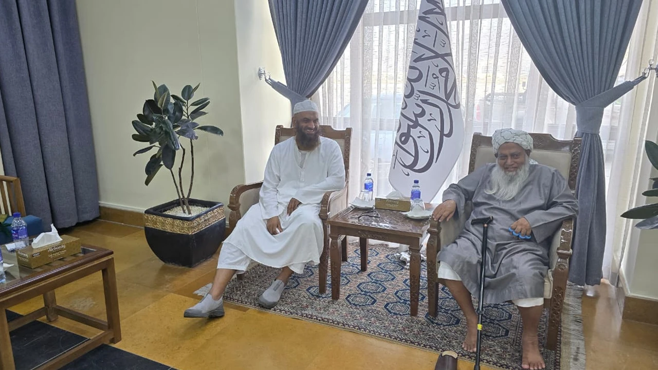 রাষ্ট্রীয় আমন্ত্রণে আফগানিস্তানে গেলেন মামুনুল হকসহ আলেমরা 