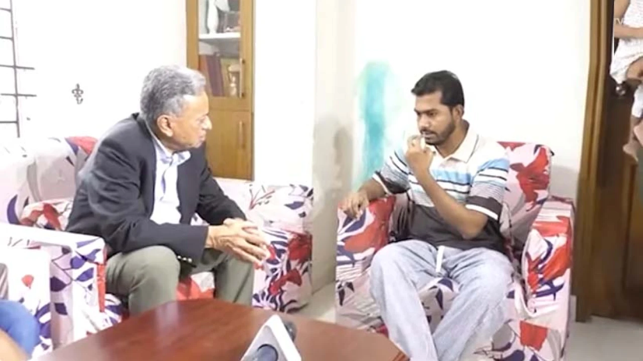 নুরকে দেখতে বাসায় গেলেন আমির খসরু