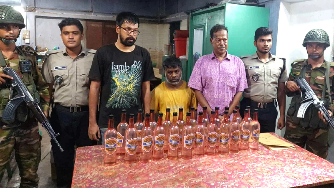 ওষুধের দোকানে মদ বিক্রি, বাবা-ছেলেসহ আটক ৩ 