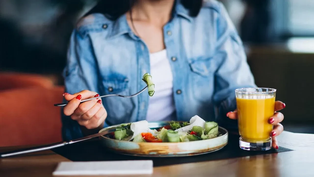 সকালে খালি পেটে ভুলেও খাবেন না এই খাবারগুলো