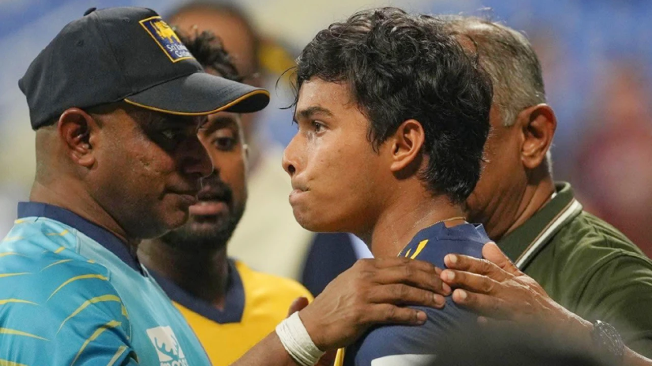 জয় উদযাপনের সময় বাবার মৃত্যুর খবর পেলেন লংকান ক্রিকেটার