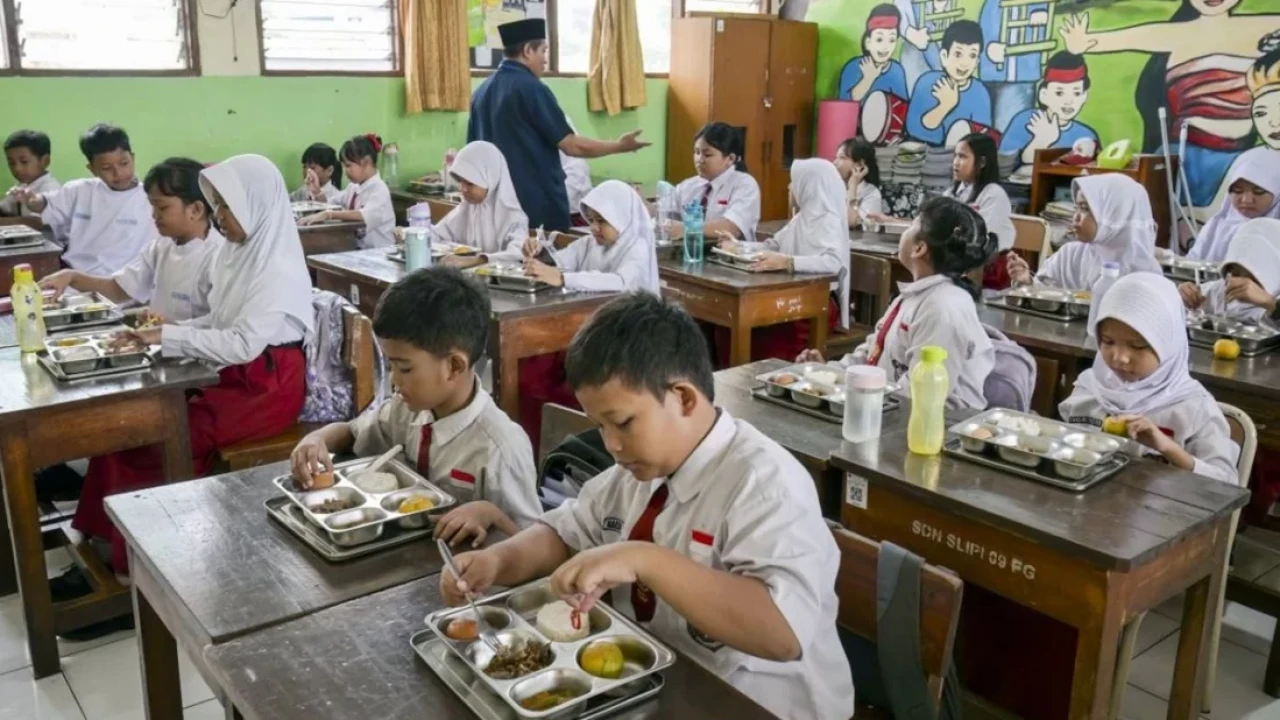 ইন্দোনেশিয়ায় স্কুলের খাবার খেয়ে ৮০০ শিক্ষার্থী অসুস্থ 