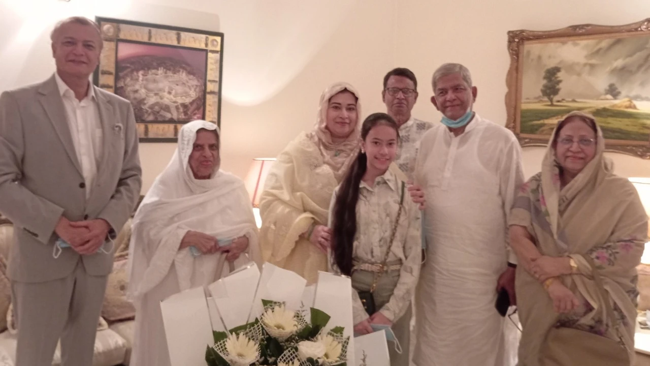 খালেদা জিয়ার সঙ্গে বিএনপির সাবেক মহাসচিব সালাম তালুকদারের পরিবারের সাক্ষাৎ 