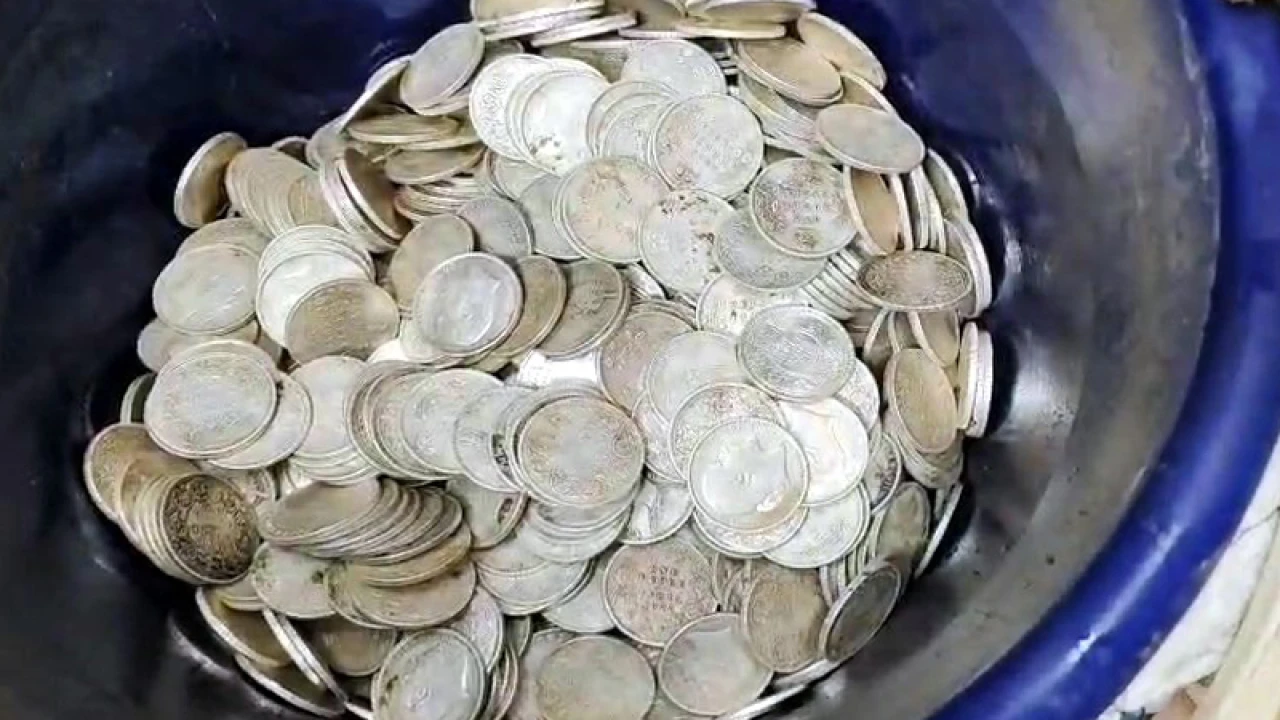 মাটি খুঁড়তেই বেরিয়ে এল ‘গুপ্তধন’, ওজন ২২ কেজি