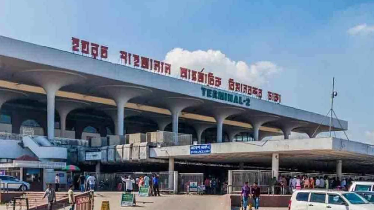 এক বিমানের যাত্রীদের তুলে দেওয়া হলো অন্য বিমানে