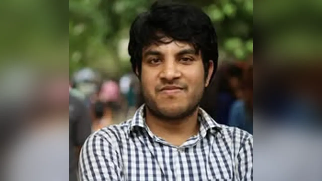 ট্রাইব্যুনালে সাক্ষ্য দিচ্ছেন আপ বাংলাদেশের আহ্বায়ক জুনায়েদ