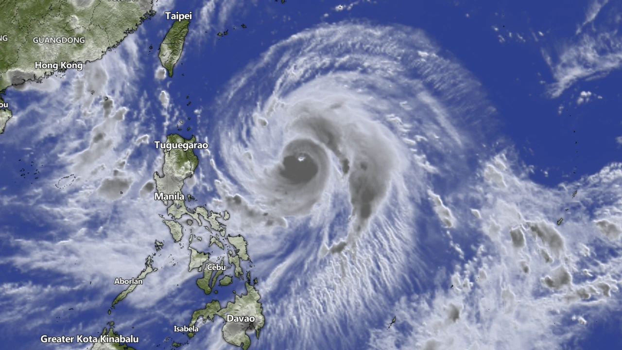 সুপার টাইফুন ‘রাগাসা’র তাণ্ডব শুরু, বন্ধ স্কুল-অফিস